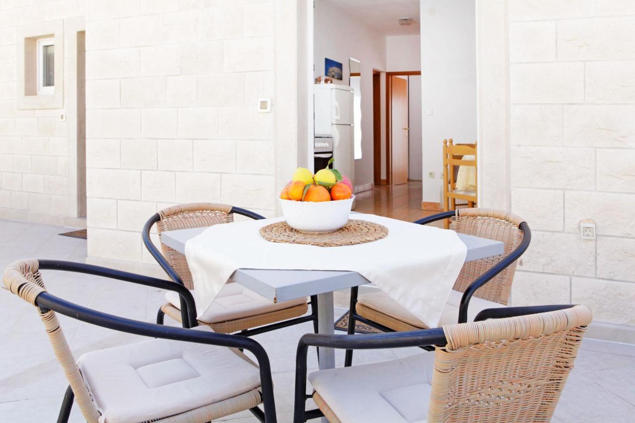 Holiday Apartments Lidija Бол Экстерьер фото