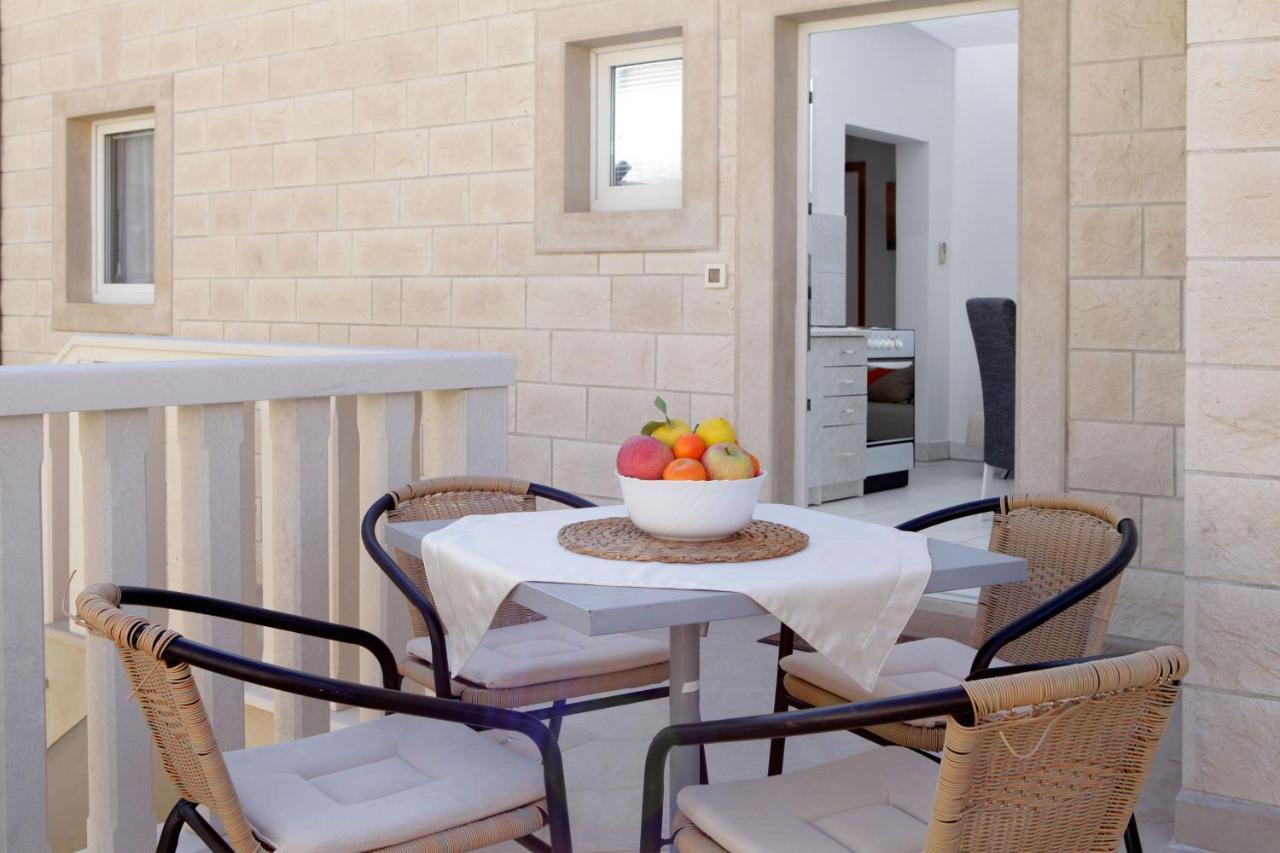 Holiday Apartments Lidija Бол Экстерьер фото