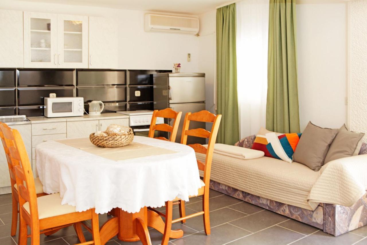 Holiday Apartments Lidija Бол Экстерьер фото
