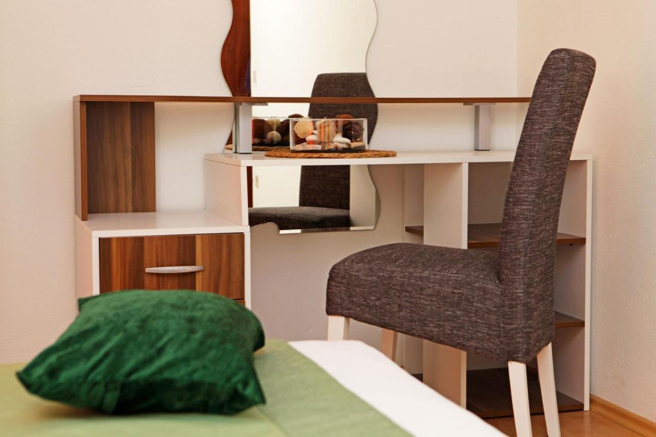 Holiday Apartments Lidija Бол Экстерьер фото