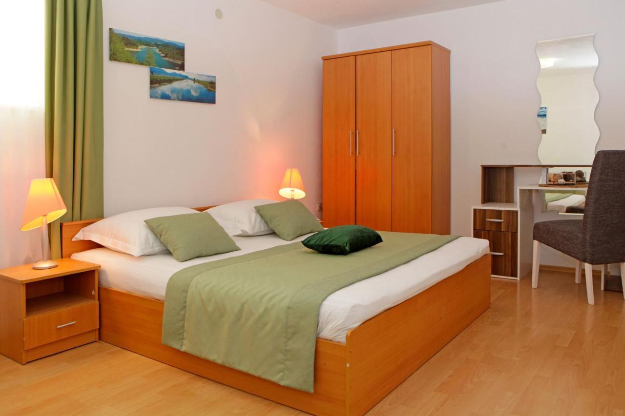 Holiday Apartments Lidija Бол Экстерьер фото