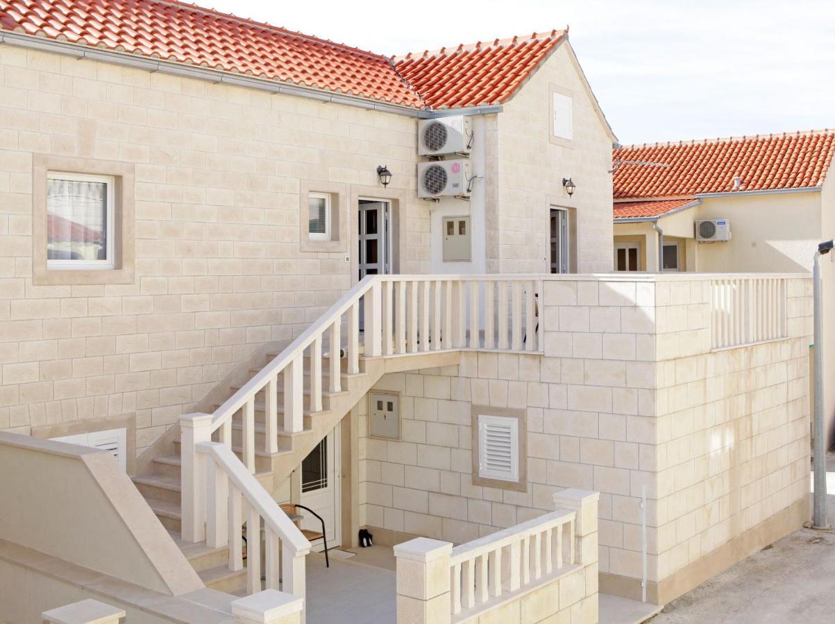 Holiday Apartments Lidija Бол Экстерьер фото