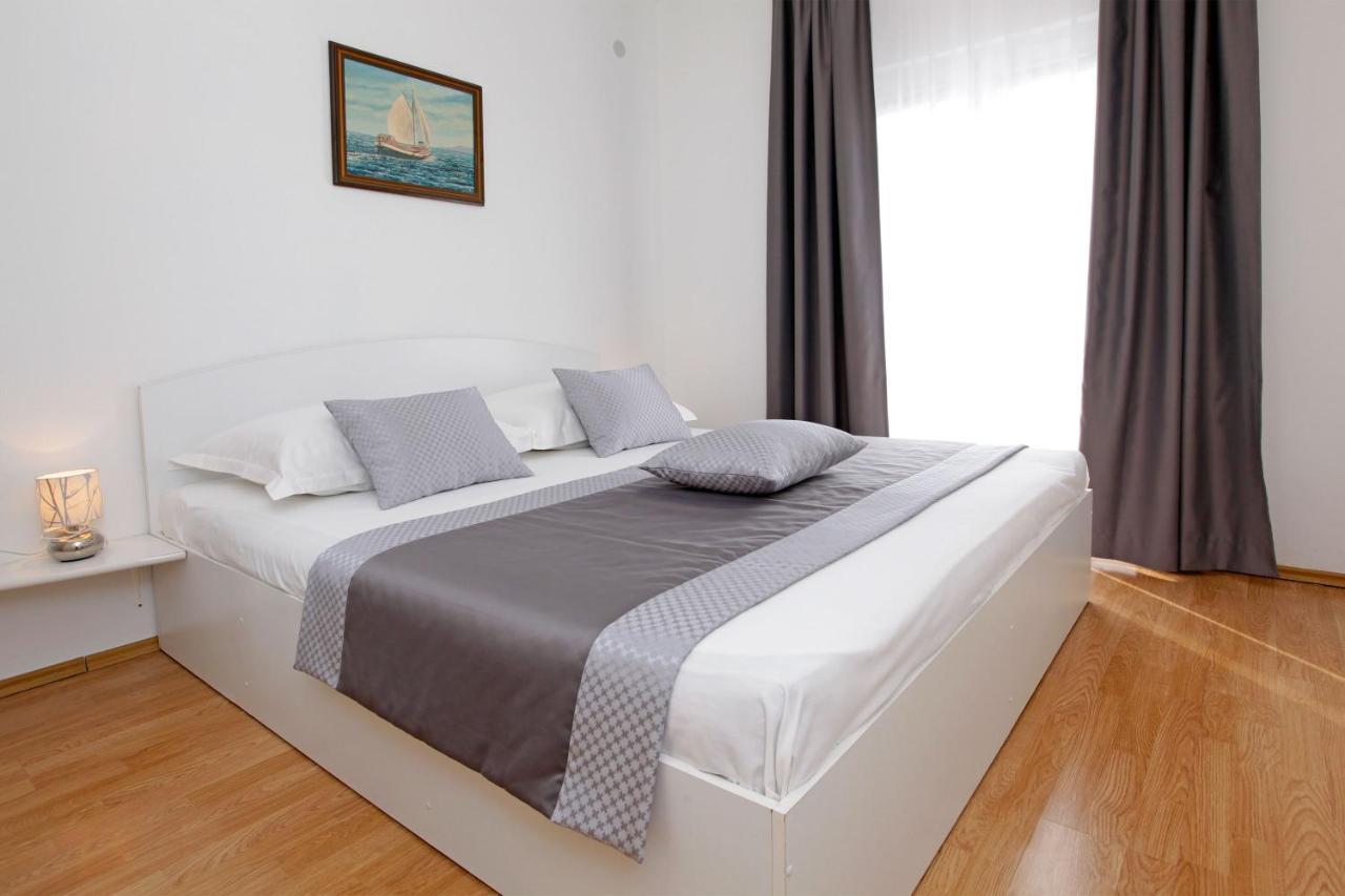 Holiday Apartments Lidija Бол Экстерьер фото
